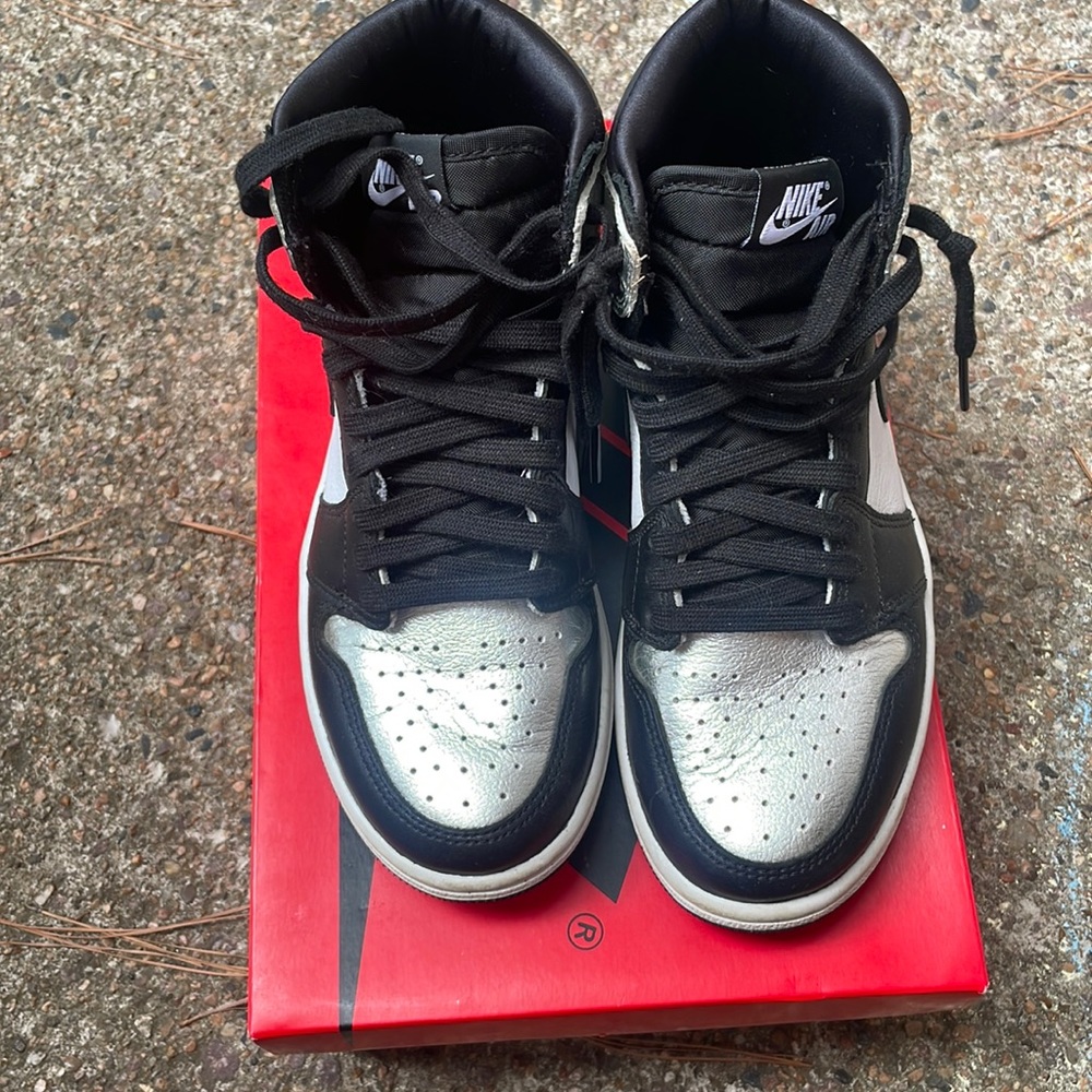 Jordan 1 High OG "Black/Metallic Silver" Women's Size 6